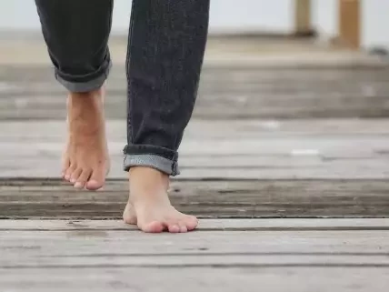 Léto bez bot: proč bosá chůze prospívá vašemu zdraví 